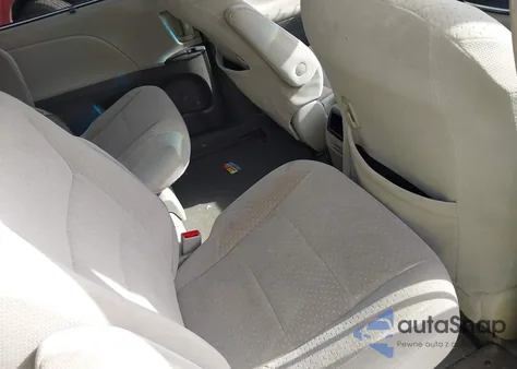 2015 Toyota Sienna Le 8 Passenger z USA, uszkodzony, nr VIN 5TDKK3DC3FS530137